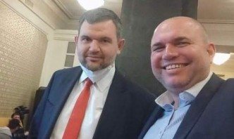 Поискаха оставката на Панев заради селфито с Пеевски