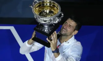 Вижте подробностиРекордьорът по титли Новак Джокович спечели безпрецедентен 10 и трофей