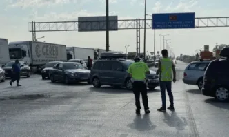 Преминаването на хора и превозни средства на границата с Турция