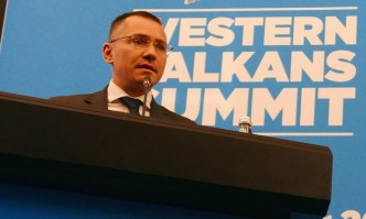 Вицепремиерът на Република Косово Емилия Реджепи еврокомисарят по съседство и