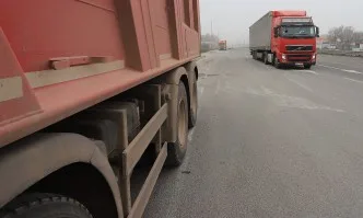 Горящ камион ограничи движението на пътя при Долно Камарци