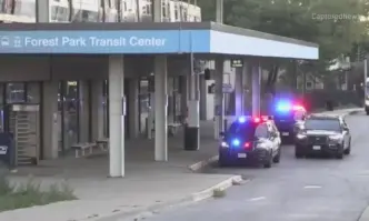 Най малко четирима души са застреляни във влак в американския град