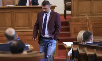 Филип Станев изуми депутатите с облекло, обеща да носи скъсаните си дънки вкъщи