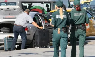 След вчерашните бомбени заплахи: Засилени мерки за сигурност на летищата в страната