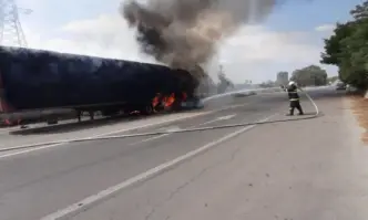 Камион, натоварен с бали слама, се е запалил в движение край Варна