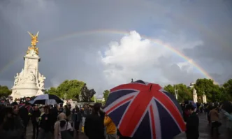 Стотици се събраха под дъжда пред Бъкингамския дворец (СНИМКИ)