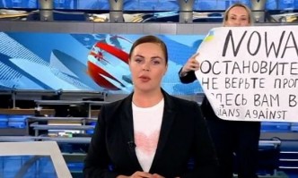Арест за руска журналистка, която призова в ефир за спиране на войната в Украйна (ВИДЕО)