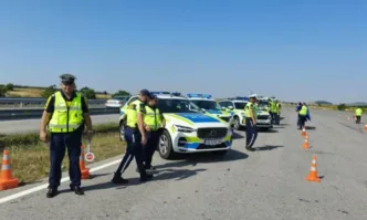Спират тировете по АМ Тракия и Струма в неделя следобед