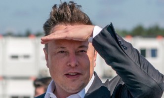 В серия публикации и коментари в Туитър Илън Мъск съобщи