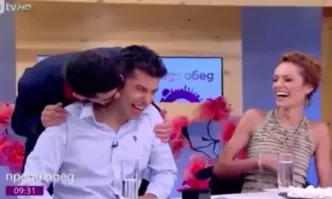 Водещият на Преди обед Александър Кадиев се впусна да целува