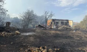 100 души продължават да гасят тлеещи дънери в огромния периметър, засегнат от огнената стихия в Пирин