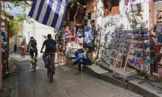 Гърците спряха заведенията и все повече пазаруват втора употреба