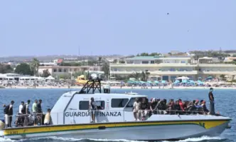 10 мигранти загинаха край Италия след корабокрушение