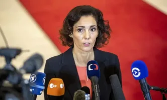 Първият дипломат на Белгия си отряза кичур от косата в знак на подкрепа за жените в Иран