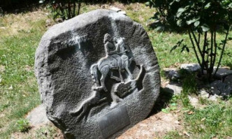 Свастика върху български паметник в Скопие