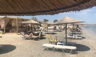 Актуални новини от гръцки плаж – явно бг политиците са прогонили туристите и от тук…