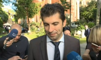 Петков обещал на македонския си колега да направи всичко възможно да говори с Радев