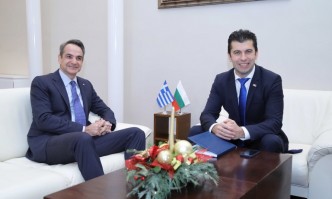 Премиерът Кирил Петков отново с гаф с протокола за облеклото