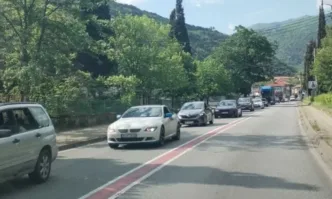 Интензивен трафик и образуване на тапи в района на Кресненското