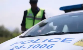 Полицейски патрул задържа 20 мигранти при пътен възел Вакарел Те