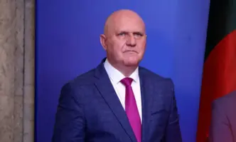 Той очаква в даден момент учебниците да се окажат незадължителни