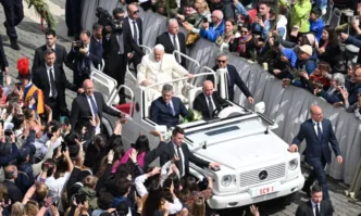 Въпреки че вчера беше изписан от болница папа Франциск днес