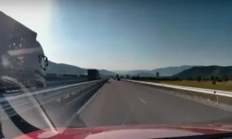 Два тежкотоварни камиона бяха заснети да се движат в насрещното