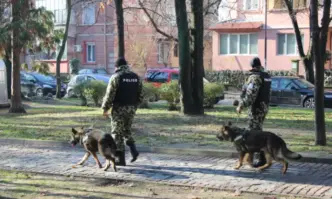 Полицейски патрули въоръжени с автомати и придружени от следови кучета