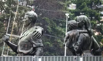 Вече шести ден продължава демонтажът на Паметника на Съветската армия