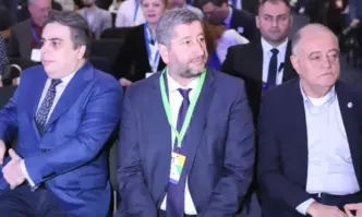 От Фейкбук профила на Стефан ТашевЖивеем или по скоро ни налагат