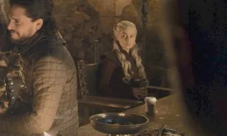 Картонена чаша с кафе на празника в Зимен хребет в Игра на тронове