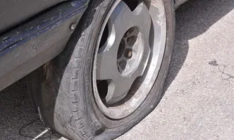 Вандалски акт в столичен квартал, десетки коли са с нарязани гуми
