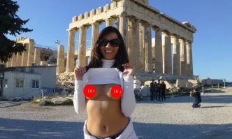 Порноактриса показа гърди пред Акропола (СНИМКИ 18+)