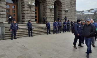 Вътрешният министър Бойко Рашков мобилизира стотици полицаи в центъра на