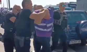 Още имам синини от тази близка среща с полицията –