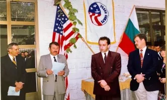На снимката младия политик д-р Красен Кралев с американския посланик Хю Кенет Хил
