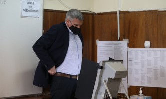 Той отново увери в честността и безпроблемното гласуване с машините Уверявам