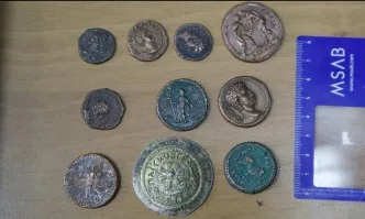 Монети и ценности открити в кабинета на Папалезов