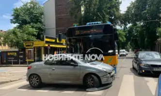 Пътен инцидент в центъра на София Тролейбус движещ се по