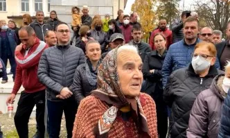Трима полицаи при 83-годишна от Малко Градище, питали как гласува и колко пари е дала за дърва