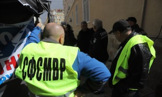 Полицаи и надзиратели излязоха на протест в центъра на София