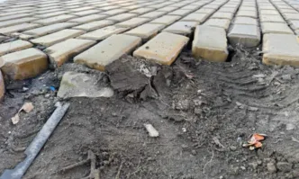 Емблематичните жълти павета отново зейнаха с дупки предаде БГНЕС Медията напомня