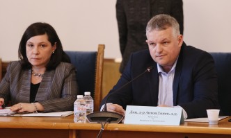 Право на болнични ще имат родителите на деца до 12