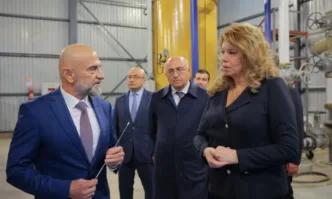 Йотова посети завод край Баку, изграден с изцяло българска инвестиция