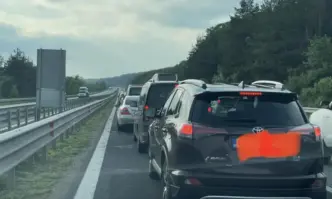Километрично задръстване от автомобили е образувано на автомагистрала Тракия в