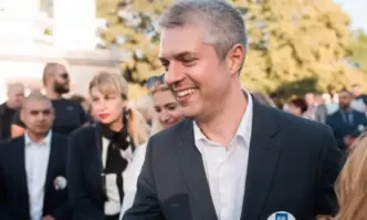 Двама човека на граждански договори взимат съответно 8 000 и