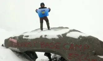 Страстта към планинарството той дели с любовта към морето от