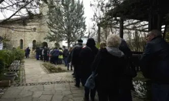 Стотици хора изпратиха отец Боян Саръев в последния му път (СНИМКИ)