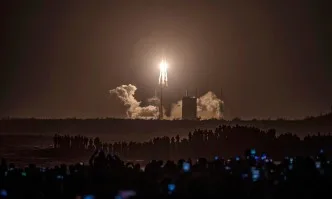 Китайски космически кораб ще вземе проби от Луната