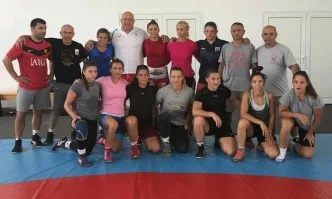 Спортният министър посети тренировка на женския национален отбор по борба